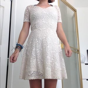 White lace sweetheart neckline dress